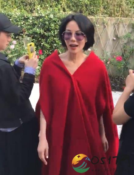 王菲走秀视频曝光 49岁天后看起来像20岁少女一样