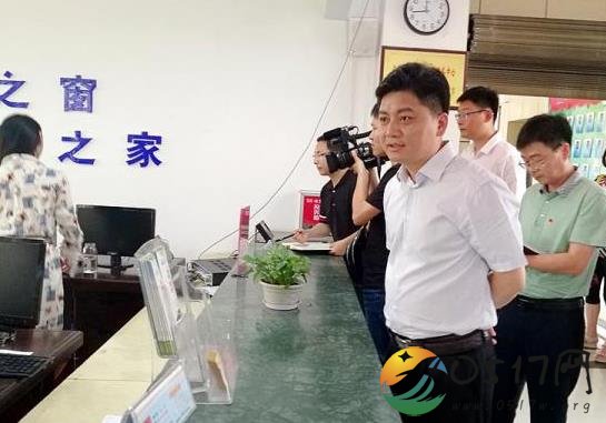 女职员遭暗访戴耳机听歌被辞退 突击检查栽了！
