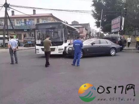 劳斯莱斯撞公交 劳斯莱斯的修理费究竟有多贵