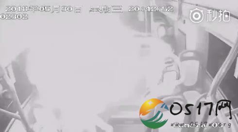 充电宝突然爆炸 巨大火光直冲公交车的车顶