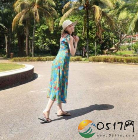 迪丽热巴开心度假 面对镜头摆出各种pose造型