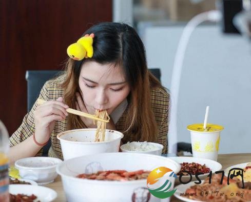 杭州美女大胃王走红 一个月吃就要花费1万5千元