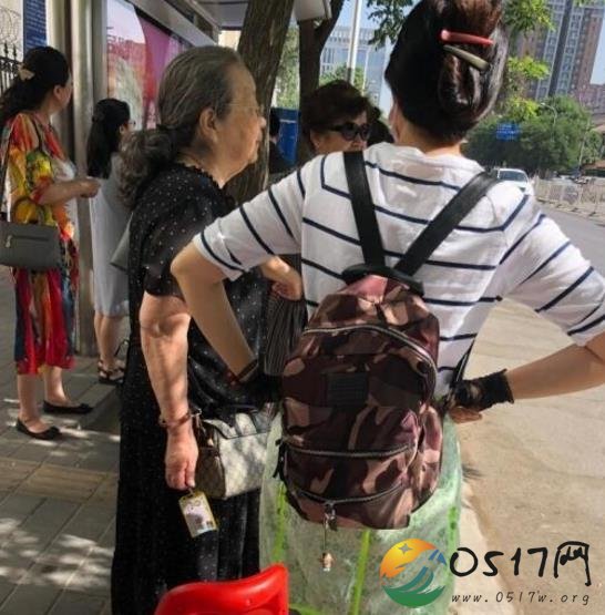 82岁容嬷嬷等公交 精神抖擞性格随和开朗