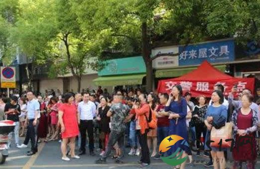 考场外家长顶烈日候考生 蹲考场外面一上午