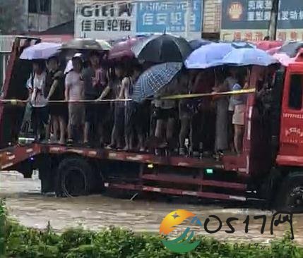 广东冲锋舟送考生 难道广东成看海模式了吗