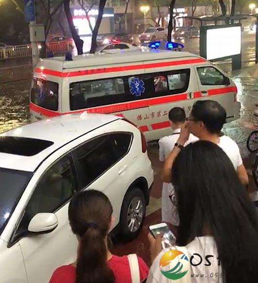 母女公交站触电身亡 公交站台广告牌漏电引发意外