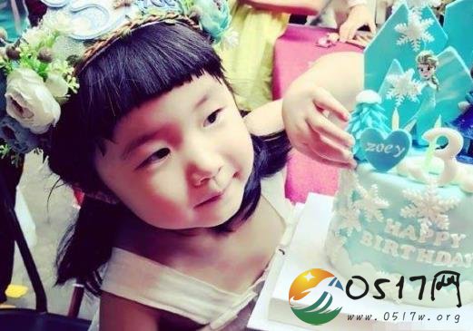 张亮晒3岁女儿生日照 满脸愁容到底发生了什么？