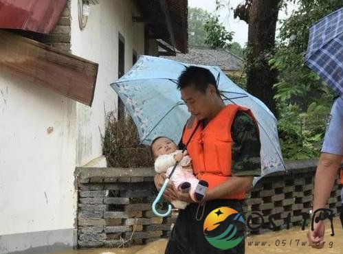 婴儿为战士撑伞 消防官兵洪灾面前冲在最前头