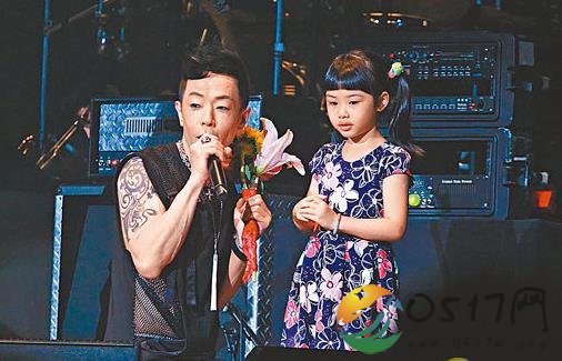 黄贯中被女儿献花 每个人出生后都有音乐天分