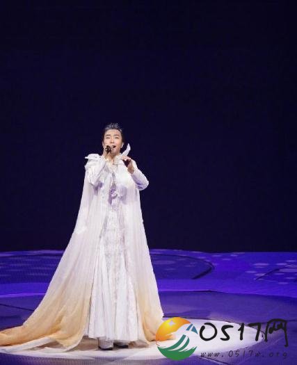 李玉刚穿长裙似仙子 美得让女子都嫉妒