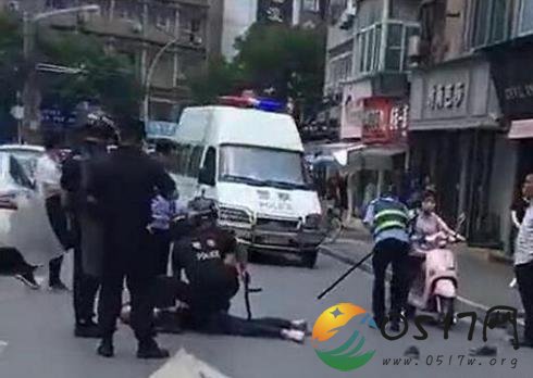 男子持两把菜刀抢银行 作案12分钟后被警方抓获