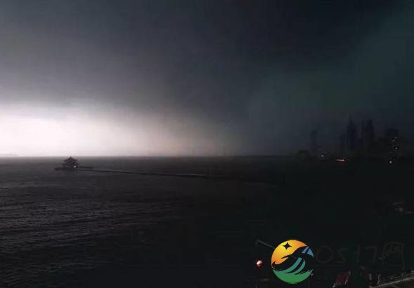 青岛暴雨阵风达10-12级 整个城市黑压压的一片