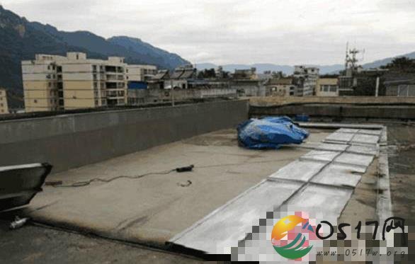 楼顶建游泳池蓄水40吨 网友戏称最牛违建