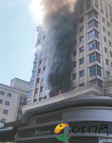 小伙起火抱电脑主机逃生成网红 网友大赞中国好员工
