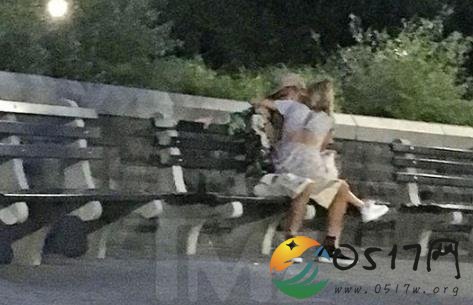 比伯海莉街头接吻 并非谈恋爱只是单身狗相互陪伴