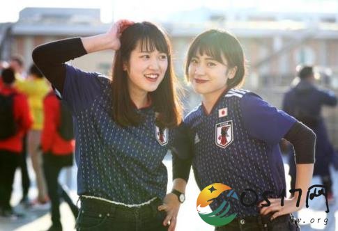日本球迷跳河庆祝 日本球迷也太疯狂了吧