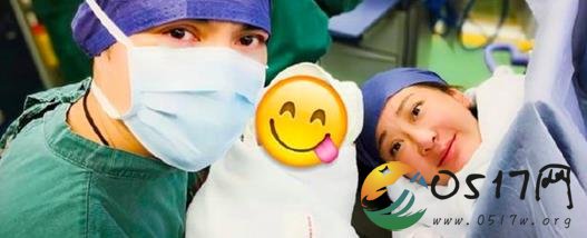 严屹宽当爸晒一家三口合影 这样人生才圆满