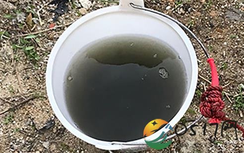 练江治理缓慢 打出来的水跟墨汁一样黑