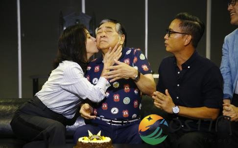 刘嘉玲搂抱秦沛 不知道是否会吃醋