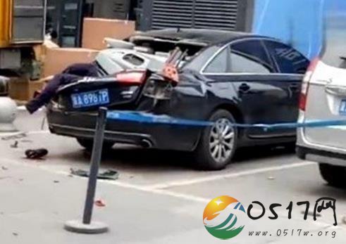 男子跳楼掉奥迪后备箱 后备箱救了男子一命