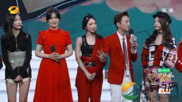 何炅澄清牵孟美岐的手 其实是摄像师拍照错位所致