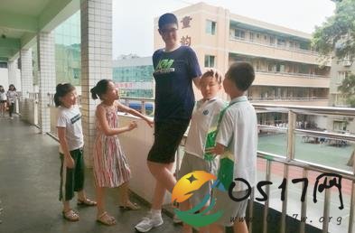 11岁男孩高2.06米 男孩为何会长这么高