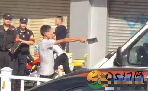 男子持刀拦运钞车 网友惊呼胆子太大了