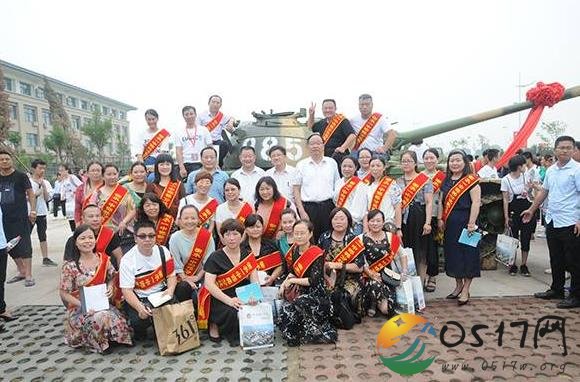 坦克停在校门口 中学举行坦克落成揭幕仪式