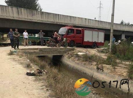 母亲骑电动车坠渠溺亡 家属认为是桥没护栏引起的