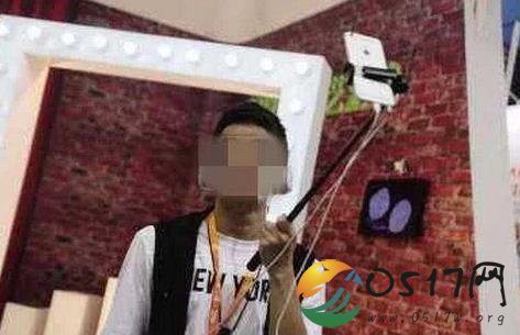 网红直播手抓眼镜蛇 结果自己引祸上身