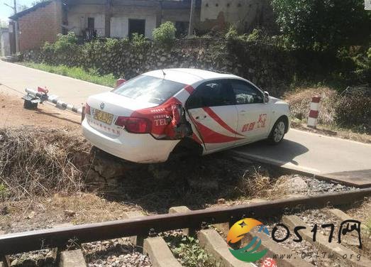 湖南教练车撞火车 当时情况是如何的
