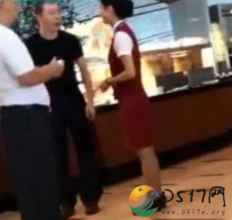 网曝冯小刚机场理论对服务员破口大骂