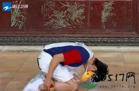 邓超下跪感谢节目组付出 跑男邓超为何要下跪?
