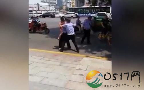网传两辅警街头扭打 劝阻不力三名辅警被劝退