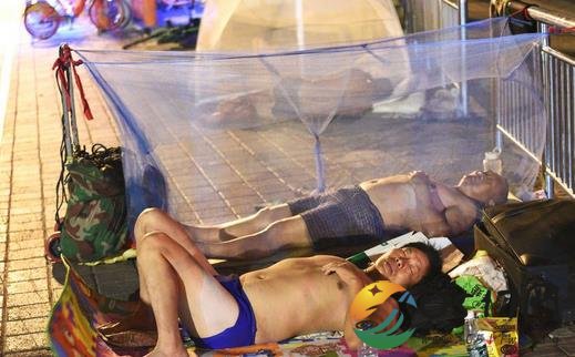 农民工开蚊帐睡大街 工资有限无法支付住房钱