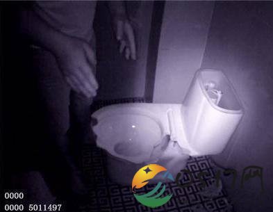 女子站马桶上如厕被割 女子为何会站在马桶上
