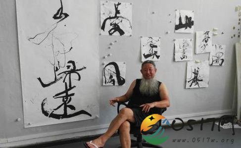 男子用注射器写书法 注射器也能完成书法吗