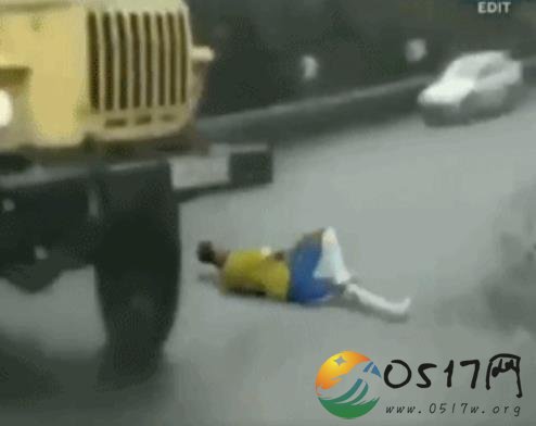 内马尔翻滚遭恶搞 连续翻滚3周半动作走红网络