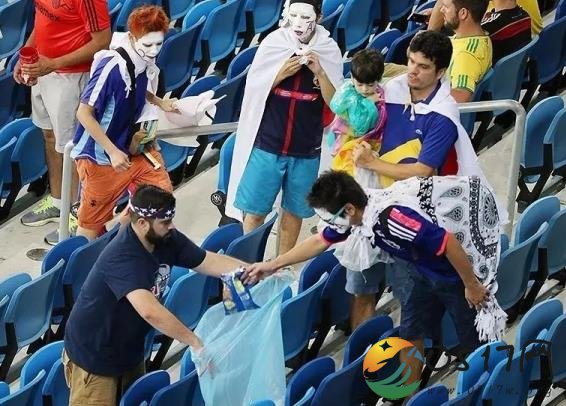 日本球迷获世界尊重 日本球员捶地痛哭1-2负赛