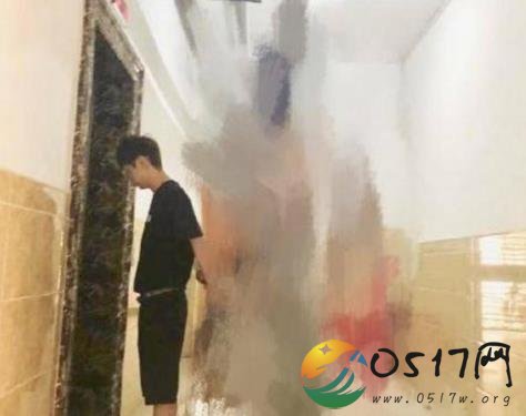 网友偶遇何炅牵手妈妈 看起来特别有爱