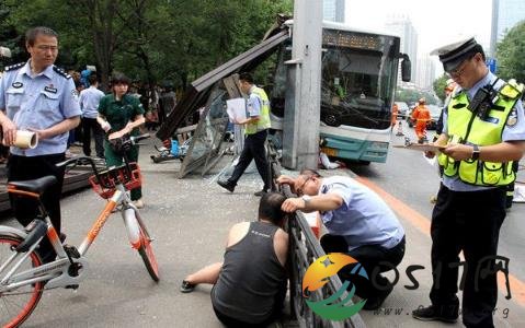 沈阳公交车冲站台 公交车为何会冲上站台