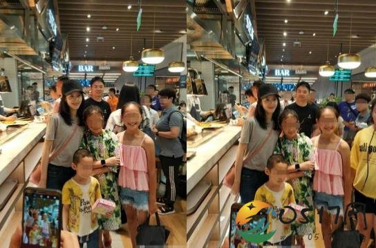 章泽天素颜逛超市 刘强东在身后看着老婆与粉丝合影