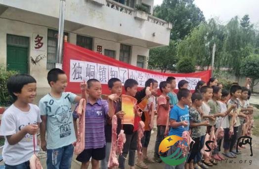 给优秀生发猪肉作为奖励 学生家长都特别高兴