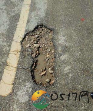 铺路如摊煎饼 民众质疑路面存在质量问题
