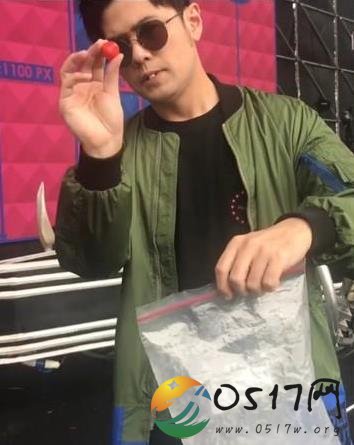 周杰伦双下巴被关注 都快没人看杰伦的魔术了