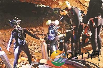 泰首批被困少年出洞 救援已经展开两周多