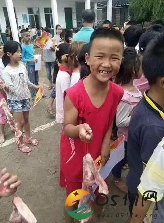 一小学给优秀生发猪肉 小学生们拿到猪头都笑了