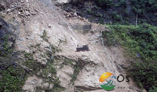 山体崩塌阻断道路 是否造成人员伤亡的情况
