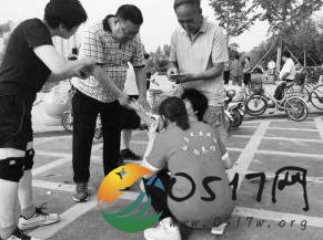 公园救人最美抱姿 原来是白衣天使在救人