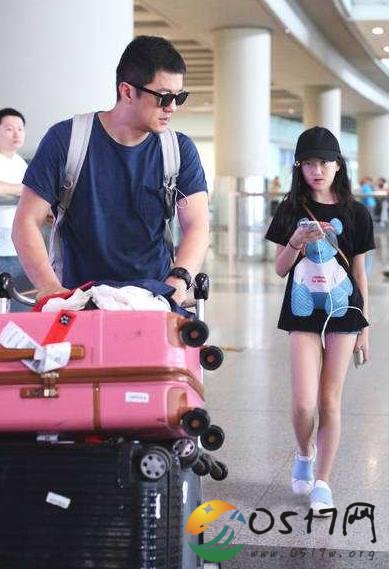 李嫣现身秀长腿 自信十足像极了妈妈王菲